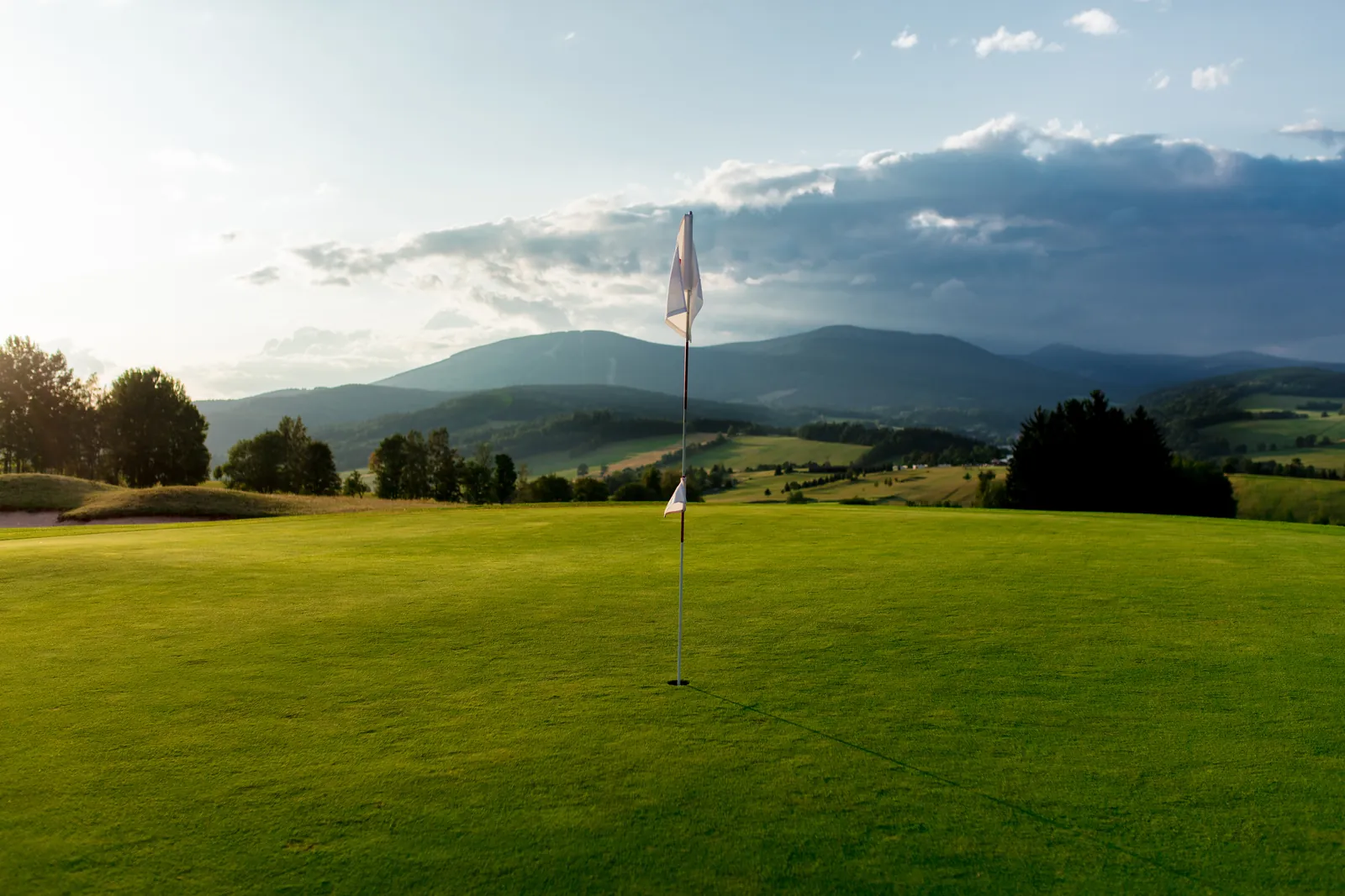 Campo de golf con montañas al fondo