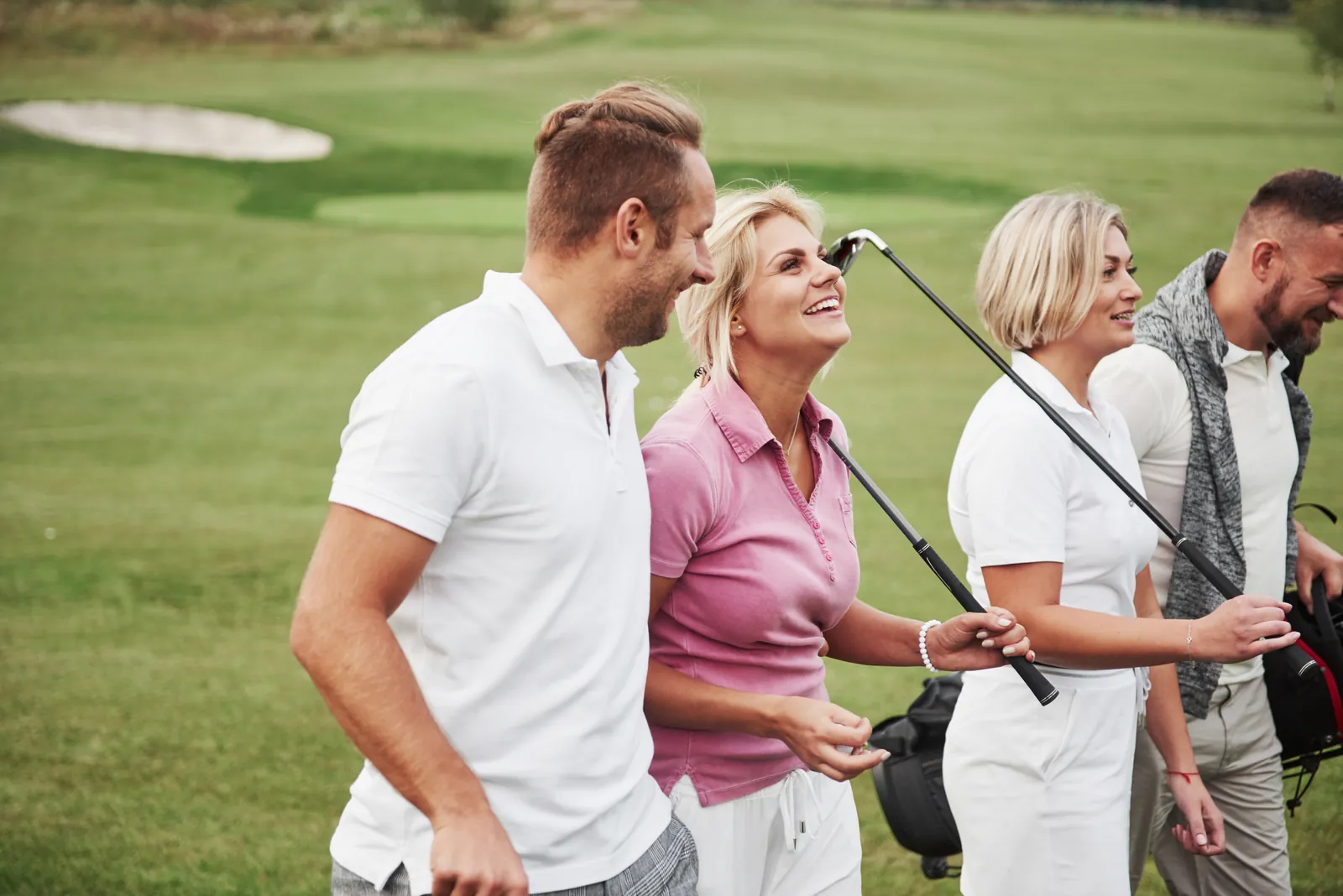 Grupo de empresarios disfrutando del golf